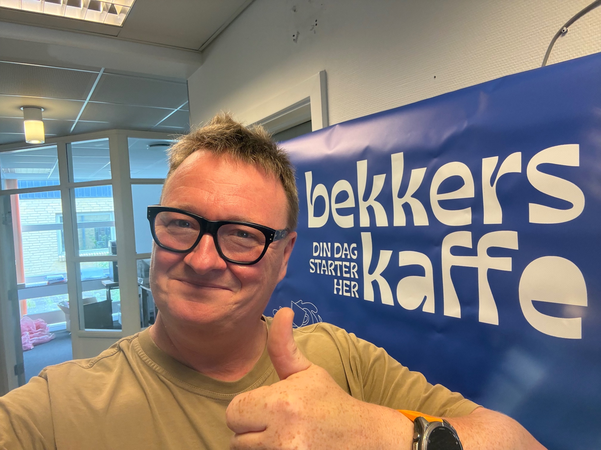 Niclas fra Bekkers Kaffe i et lyst køkken
